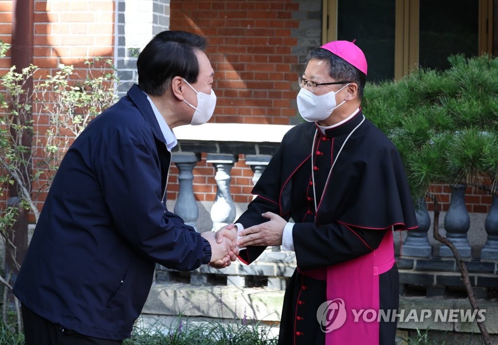 尹대통령, 무료급식소서 김치찌개 끓이고 배식…추석 민생 행보(종합)