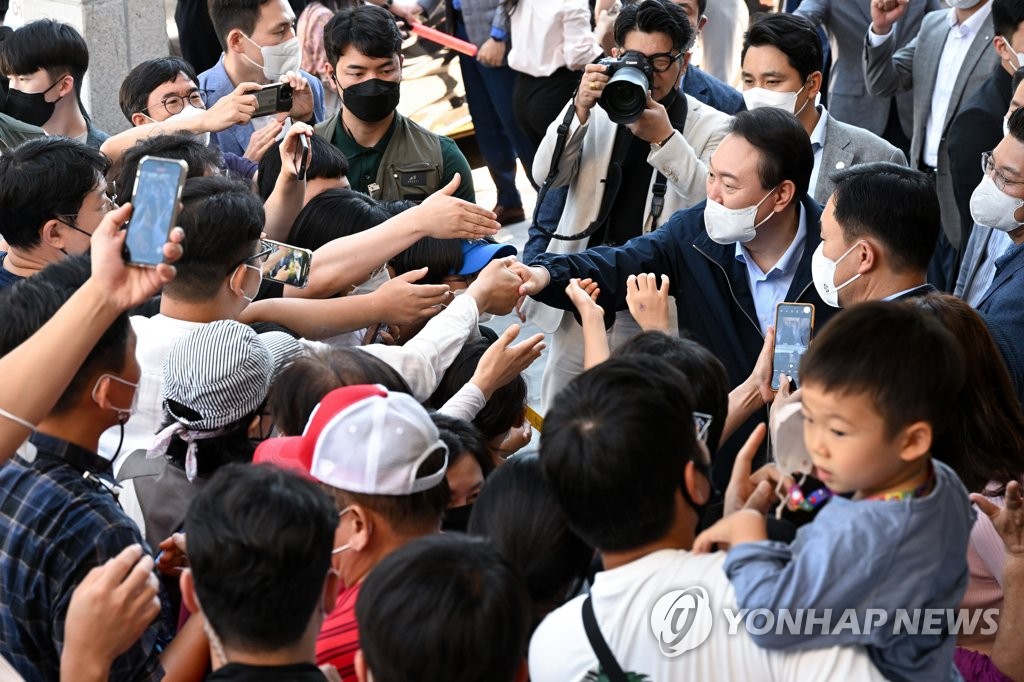 尹대통령, 통인시장 찾아 "명절 편히 쇠시라…민생 저희가 책임"