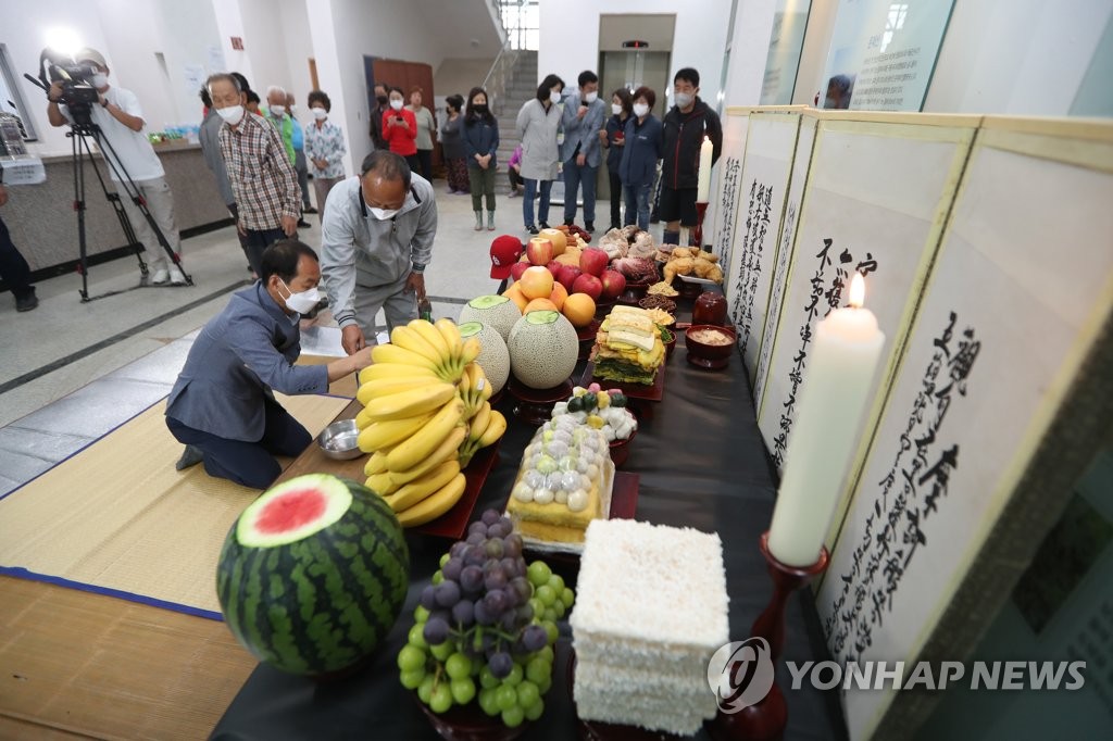 "술 한잔이라도 올려 다행"…포항 대송면 이재민들 합동 차례