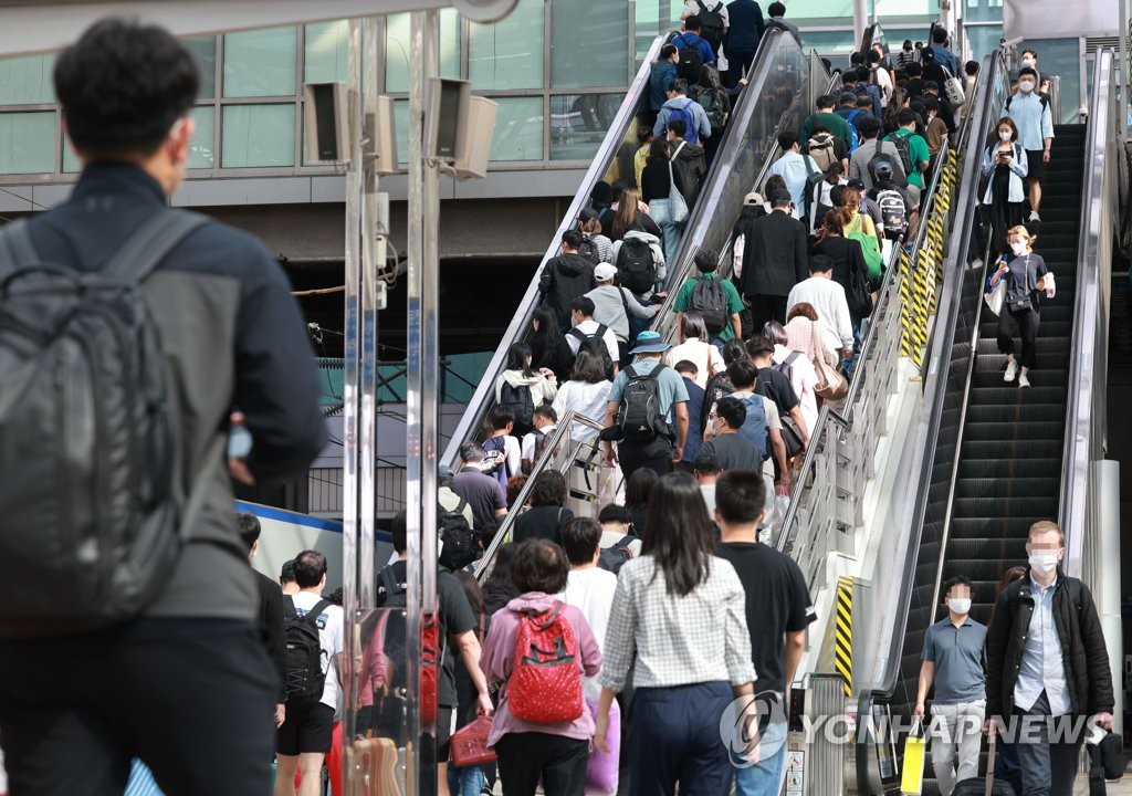 연휴 막바지, 관광지마다 인파…귀경 차량에 상행선 정체