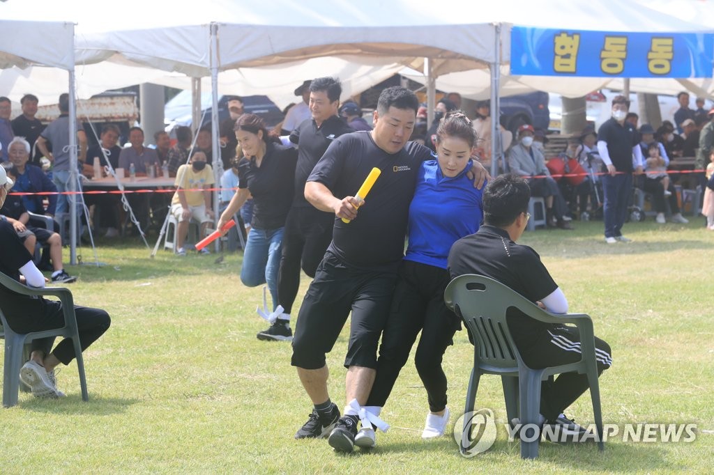 연휴 막바지, 관광지마다 인파…귀경 차량에 상행선 정체