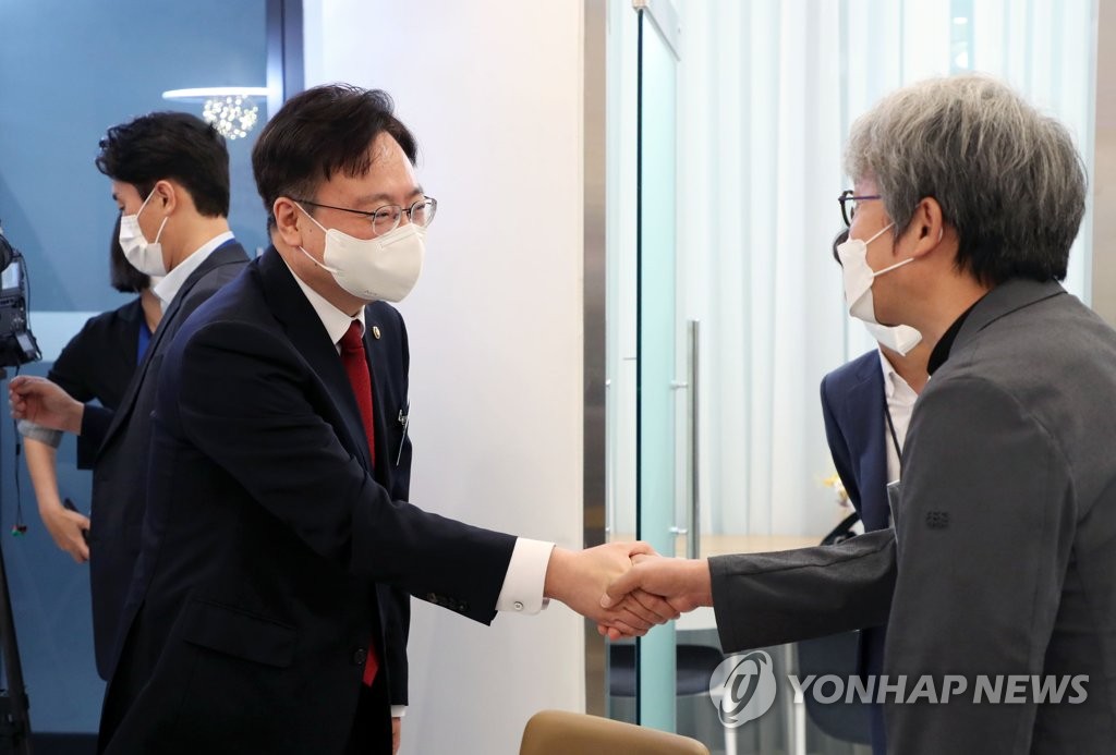 'EBRD서 연봉 3억' 조규홍, '억대연금 수령·건보료 0원' 논란