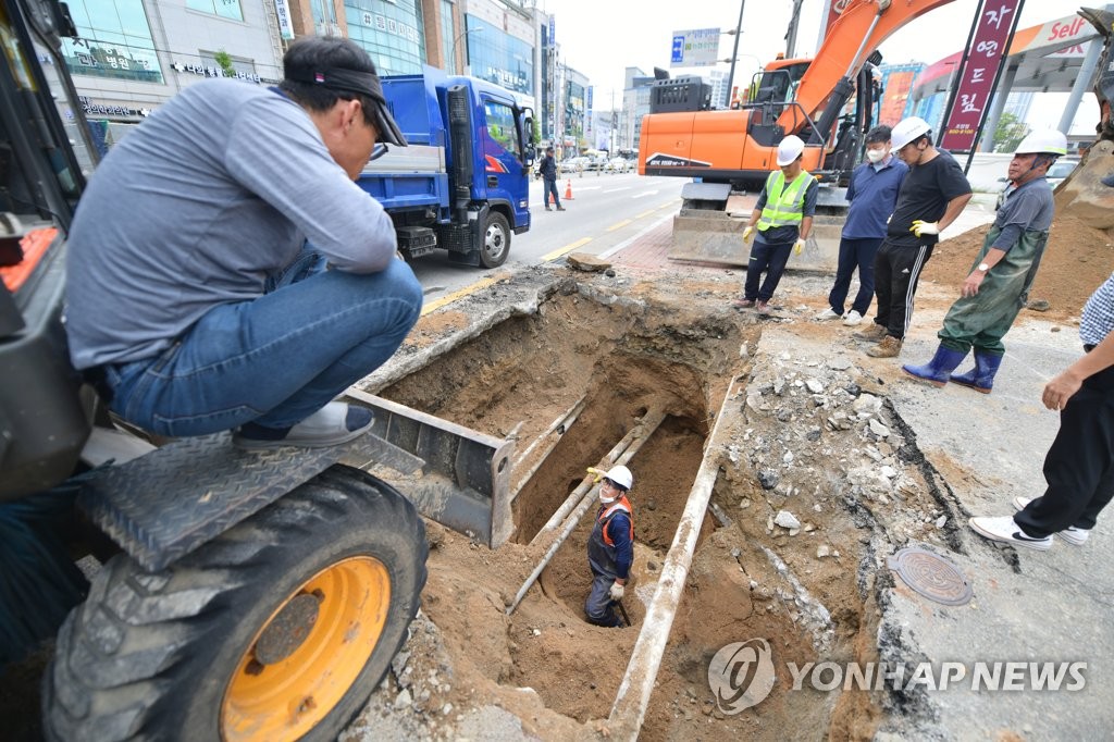 속초시, 파열 상수도관 복구…내일 새벽 관 세척 동안 일시 단수