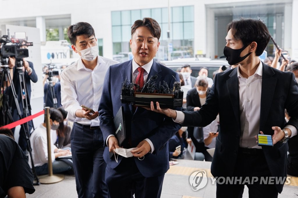 '성상납 의혹' 이준석 전 대표, 비공개 경찰 출석…12시간 조사(종합2보)