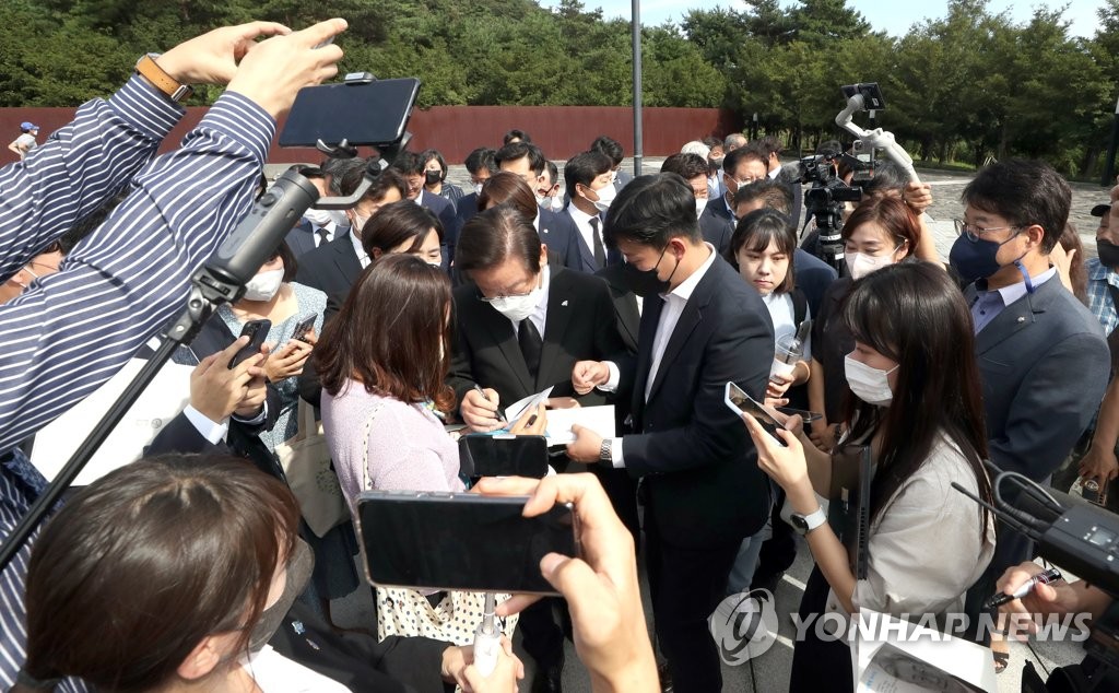 이재명, 봉하마을 방문…권양숙 "민생·사회적 약자 보살피길"