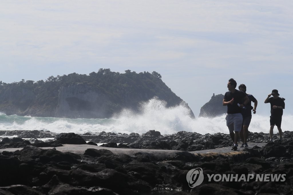 태풍 '난마돌' 예상보다 동쪽으로 이동했지만 강풍 영향 여전(종합)