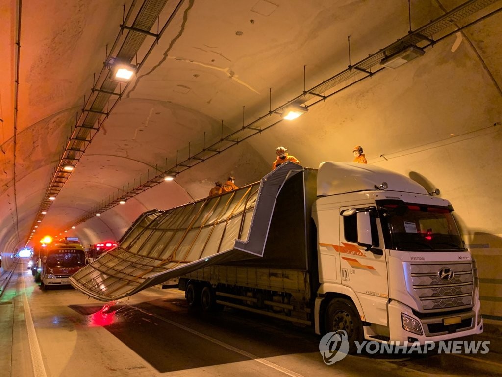 강풍에 골프장 철탑도 '쿵'…난마돌 스쳐 간 영남권 적잖은 상흔(종합2보)