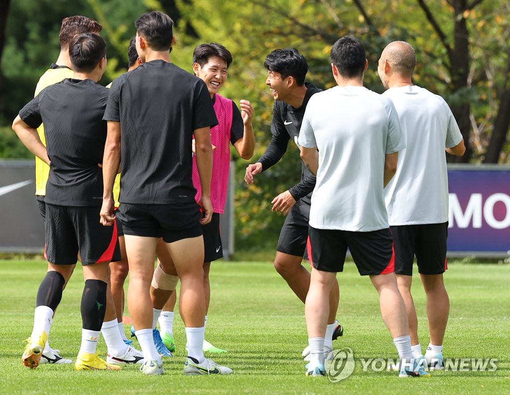 '이강인을 어찌 써 볼까'…벤투 감독, 첫 훈련부터 활용법 점검