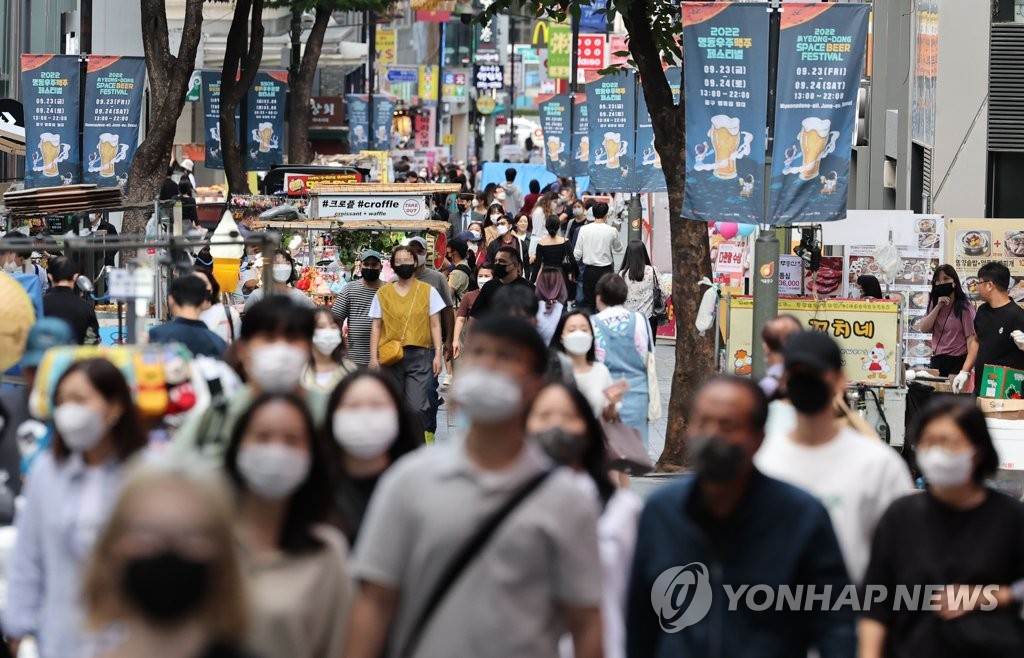 코로나 출구전략 속도내는 정부…실외마스크 해제 다음 수순은