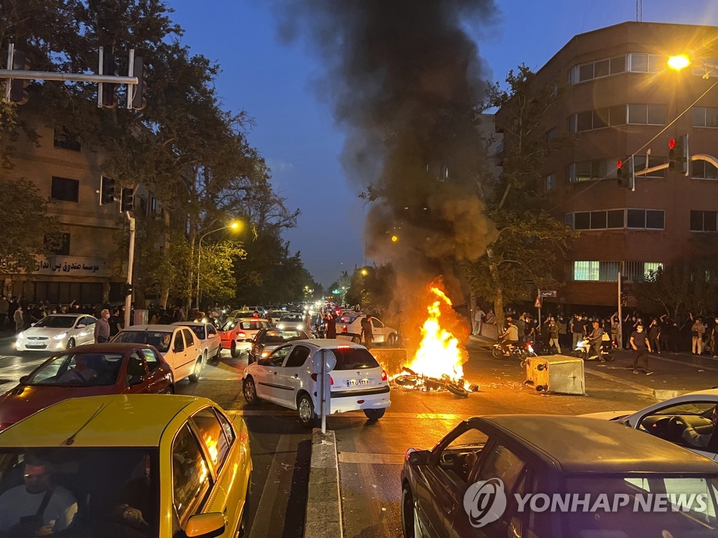 [테헤란 르포] 밤새 이어진 폭발음·총성…"무서워 밖에 못나가"