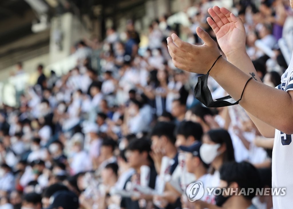 오늘부터 실외마스크 의무 해제…"고위험군·밀집환경에선 권고"(종합)