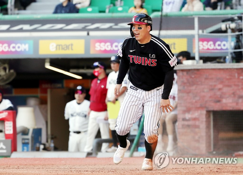'김민성 역전 만루포' LG, 선두 SSG에 6-2 승리…3.5게임차 추격