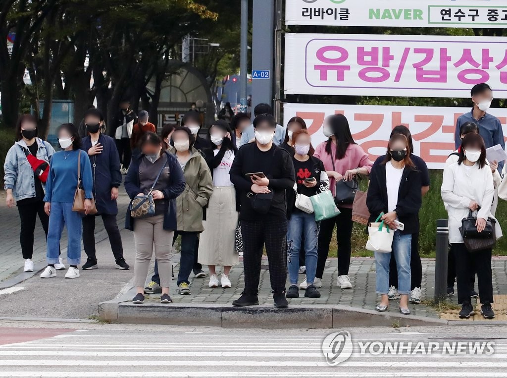 '아직 팬데믹 시대'…큰 변화 없는 야외 마스크 해제 첫날