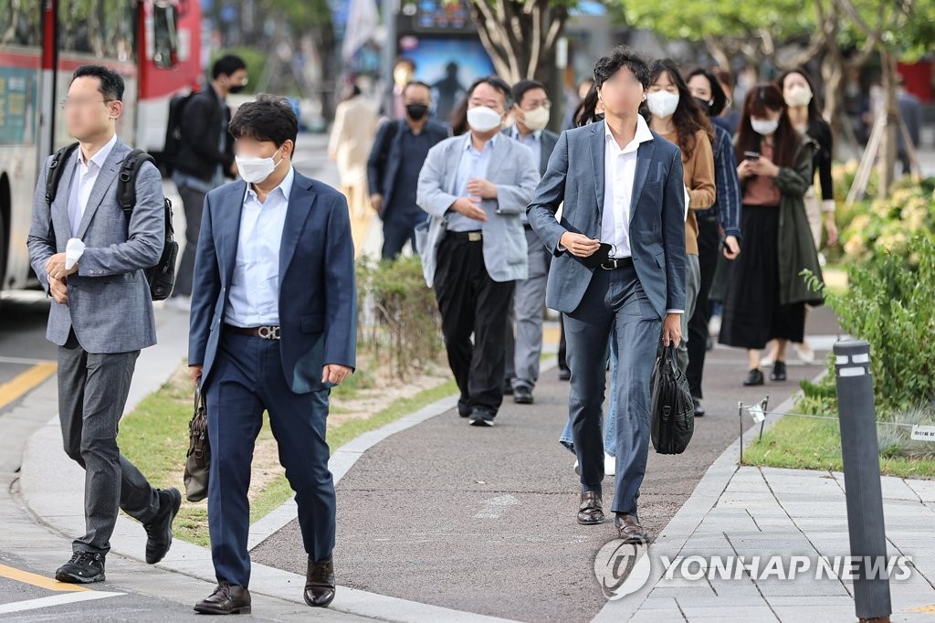 '아직 팬데믹 시대'…큰 변화 없는 야외 마스크 해제 첫날