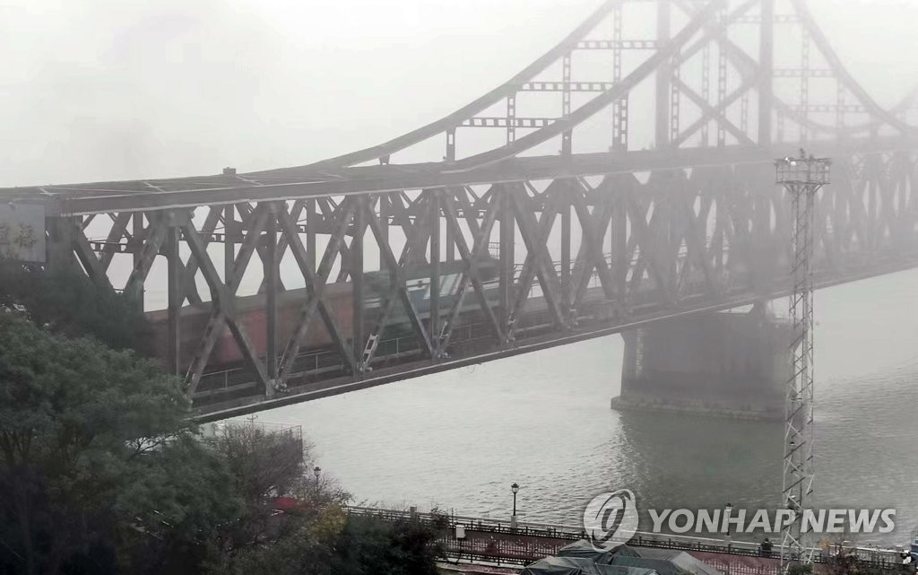 "북한, 화물열차 재개 첫날 당 간부 선물용 사치품 우선 운송"