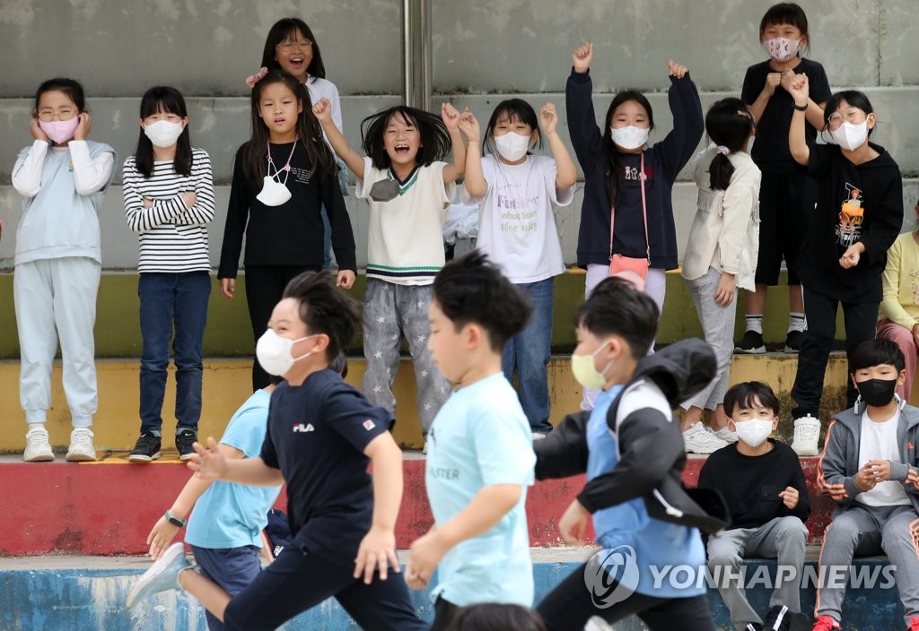 맨얼굴로 외친 "대∼한민국"…야외마스크 해제 첫날(종합2보)