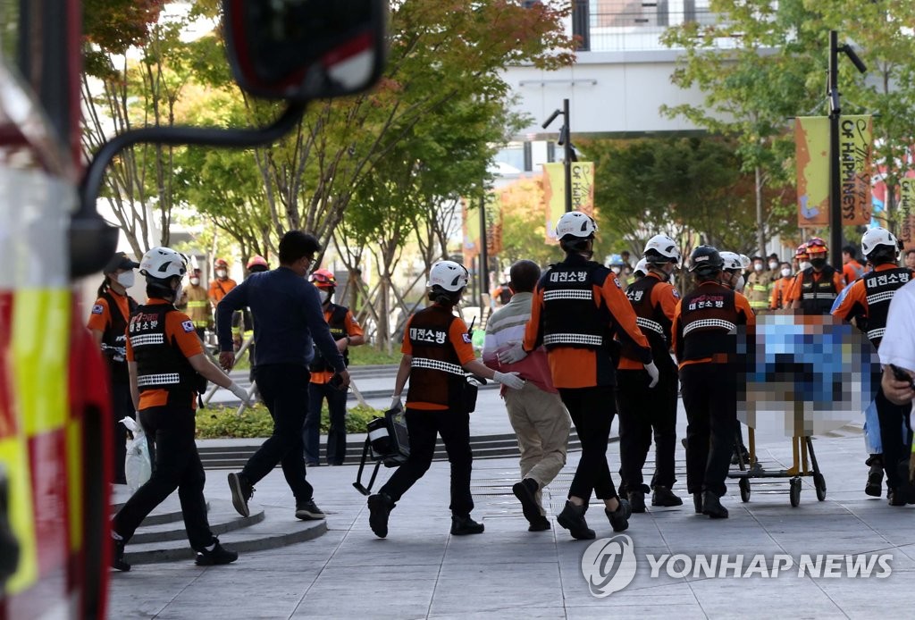 "살아 돌아오기만 바랐는데" 대전 아웃렛 화재 유가족 망연자실