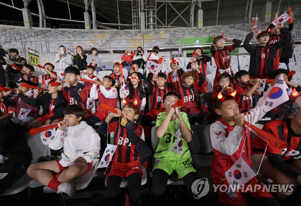 축구팬들 2년 6개월만에 '마스크 벗고 소리질러 대한민국!'