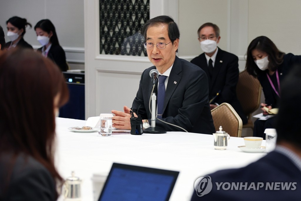 '아베 국장' 방일 한총리 "서울 돌아가면 日 기업부터 만날 것"