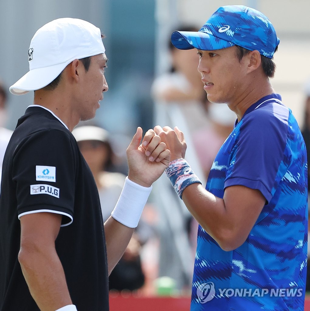 Hyun-Jung and Soon-Woo Kwon advance to the quarterfinals of the Korea Open tennis doubles...  Jeong-hyun wins the comeback match (overall)