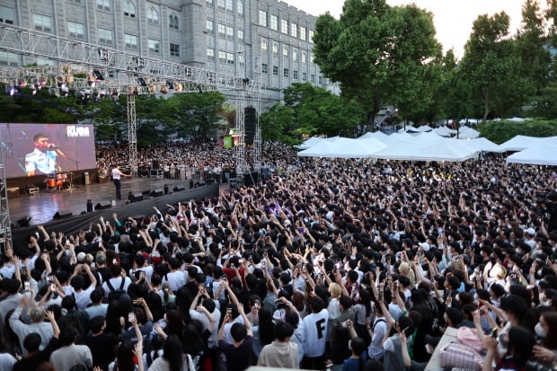 싸이 영상도 대박 났다…대학 축제 폭발적 반응 이유는 | 한국경제