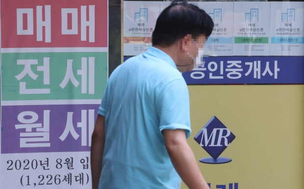 서울 시내 부동산 중개업소에 매물 안내문이 붙어 있다. 사진=연합뉴스