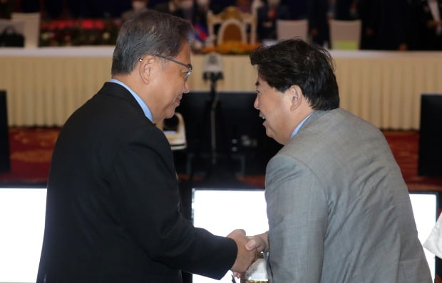 박진 외교부 장관(왼쪽)과 하야시 요시마사 일본 외무상. / 사진=연합뉴스