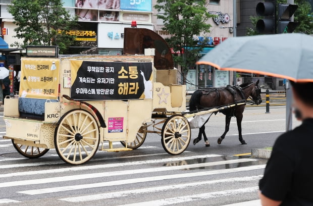  카카오게임즈의 '우마무스메:프리티 더비' 국내 이용자들이 게임사 측의 운영 방침에 반발하는 항의 문구 현수막을 붙인 마차가 지난달 29일 오전 카카오게임즈 본사가 위치한 경기도 성남시 판교역 인근 도로를 달리고 있다. 사진=연합뉴스