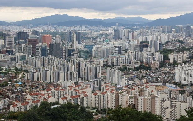 서울 인왕산에서 바라본 서울 시내 아파트와 주택가 모습. 사진=연합뉴스