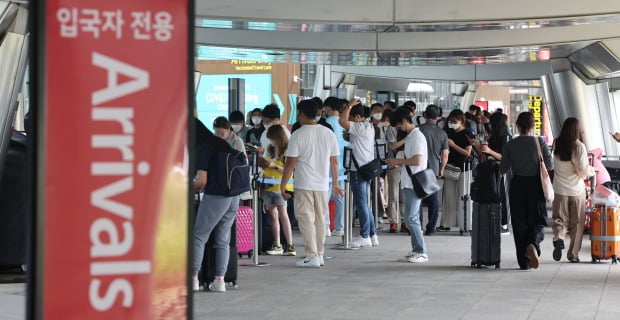 인천국제공항 제1여객터미널 입국자 전용 코로나19 검사센터에서 해외 입국자들이 검사를 위해 대기하고 있는 모습.(사진=연합뉴스)