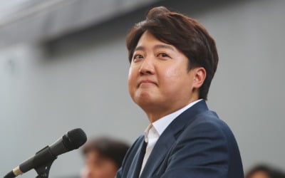 이준석 "새 비대위 위한 당헌 개정은 반헌법적…개탄스럽다"