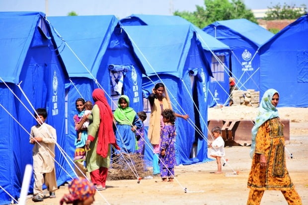  4일(현지시간) 파키스탄 수재민들이 남부 신드두 하이데라바드에 설치된 주(州) 정부의 구호 텐트에서 생활하고 있다. /사진=연합뉴스