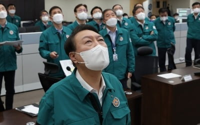 尹, 용산 머무르며 "태풍 완전히 지날 때까지 긴장의 끈 놓지 말라"