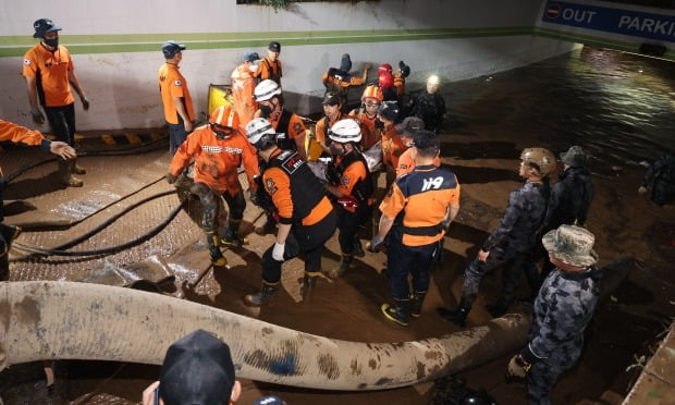  6일 저녁 태풍 '힌남노'의 폭우로 잠긴 경북 포항시 남구의 한 아파트 지하 주차장에서 소방·군 관계자들이 실종된 주민을 구조하고 있다.  /연합뉴스