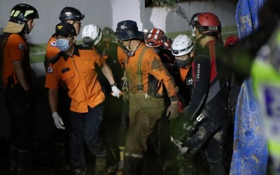 포항 지하주차장서 5명 구조…2명 생존·3명 의식불명