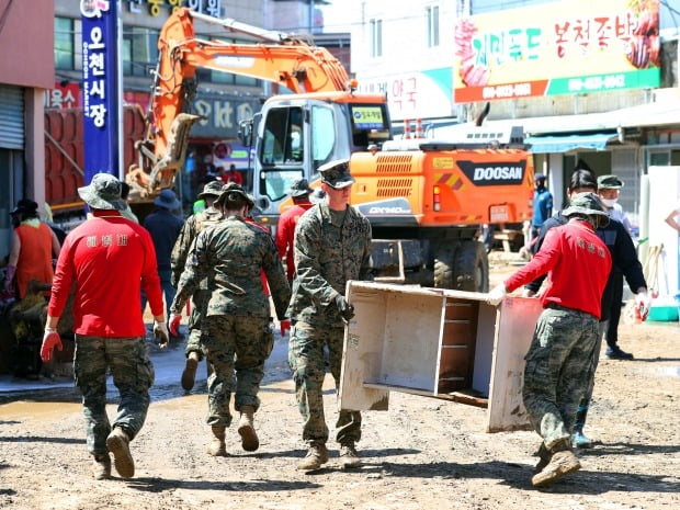  7일 오후 경북 포항시 남구 오천시장에서 한·미군 해병대 장병들이 태풍 '힌남노' 피해복구 작업을 하고 있다. 사진=연합뉴스