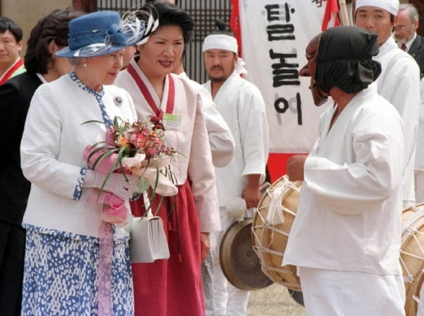 1999년 방한 당시 안동 하회마을에서 하회별신굿 탈놀이를 관람한 뒤 공연자와 이야기를 나누는 엘리자베스 2세 여왕의 모습. 사진=연합뉴스