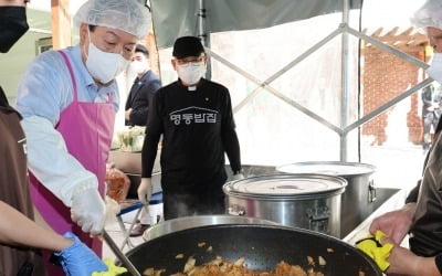 대통령이 직접 끓인 김치찌개 맛은?…尹, 앞치마 입고 봉사활동