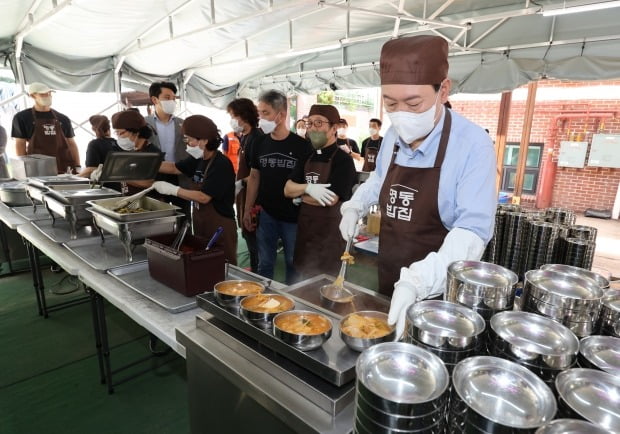 윤석열 대통령이 추석 연휴 첫날인 9일 서울 중구 명동성당 내 무료급식소인 명동밥집에서 배식 봉사를 하고 있다. 사진=연합뉴스