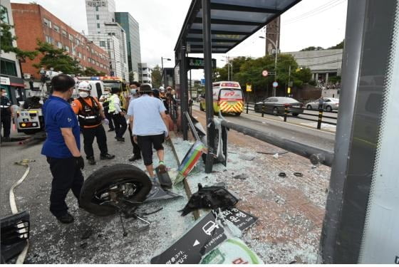11일 오후 2시 21분께 서울 종로구 혜화동로터리에서 SUV(스포츠유틸리티차량)이 승용차와 부딪힌 뒤 버스정류장으로 돌진하면서 13명이 다쳤다.사진=연합뉴스