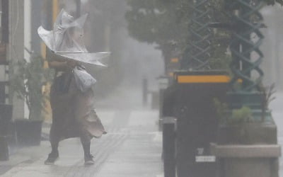 태풍에 크레인 꺾이고 물폭탄…'난마돌' 日강타, 830만명 "피난 권고"