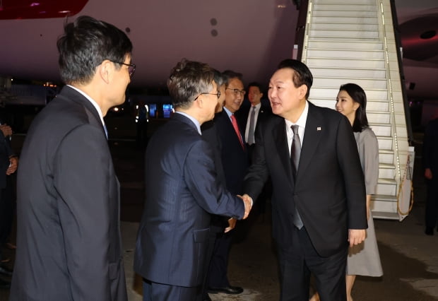  윤석열 대통령과 김건희 여사가 19일(현지시간) 미국 뉴욕 존 F. 케네디 국제공항에 도착, 영접 인사들과 악수하고 있다. 사진=연합뉴스