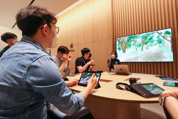 Os participantes participam do evento iPad Procreate Experience na Apple Store Jamsil Media Preview realizado na Lotte World Tower em Songpa-gu, Seul, na manhã do dia 22. Foto = Yonhap News