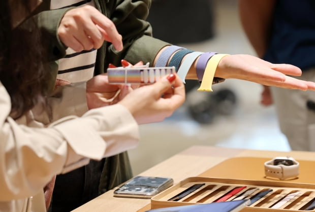 Cidadãos ansiosos por produtos da Apple na filial Jamsil da Apple Store abriu no Lotte World Mall em Songpa-gu, Seul no dia 25. A filial Jamsil é a quarta Apple Store na Coréia que abriu no dia 24 do dia anterior.  Foto = Yonhap News