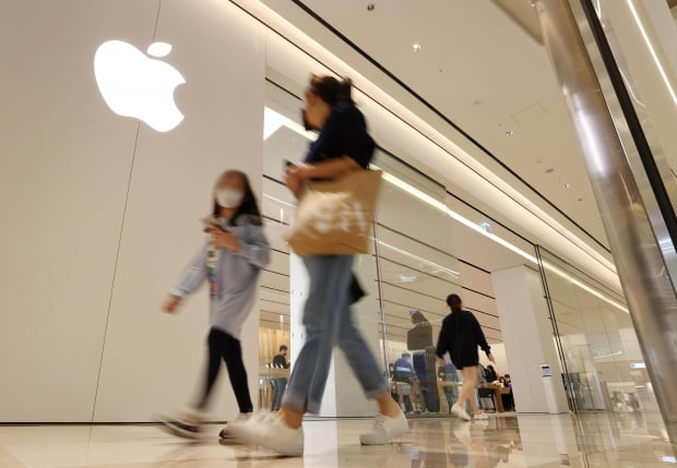 Cidadãos ansiosos por produtos da Apple na filial Jamsil da Apple Store abriu no Lotte World Mall em Songpa-gu, Seul no dia 25. A filial Jamsil é a quarta Apple Store na Coréia que abriu no dia 24 do dia anterior.  Foto = Yonhap News