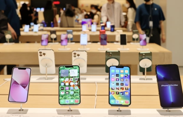 Cidadãos ansiosos por produtos da Apple na filial Jamsil da Apple Store abriu no Lotte World Mall em Songpa-gu, Seul no dia 25. A filial Jamsil é a quarta Apple Store na Coréia que abriu no dia 24 do dia anterior.  Foto = Yonhap News