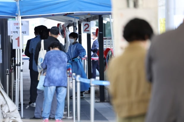 서울 용산구보건소 코로나19 선별진료소를 찾은 시민들이 검사를 위해 대기하고 있다. /사진=연합뉴스