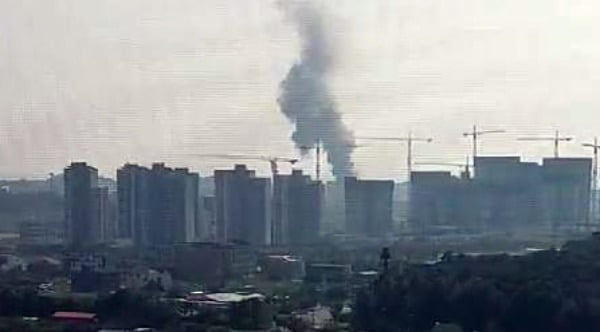 30일 오후 2시 20분께 경기도 화성시 향남읍의 한 제약회사 공장에서 폭발로 인한 화재가 발생했다. 사진=독자 제공