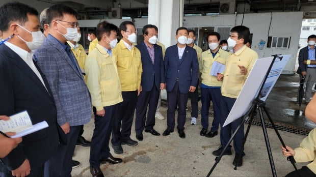 Kim Young-rok, governor of Jeollanam-do, inspects scenario in preparation for typhoon in Yeosu