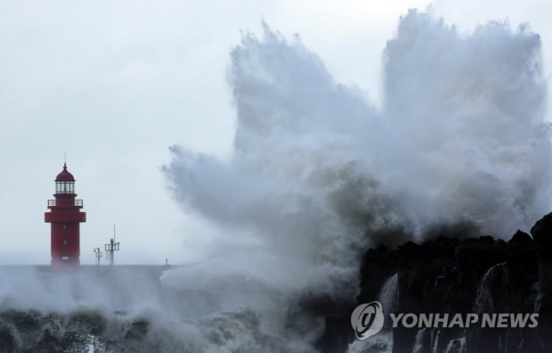 2nd hurricane warning goes into influence at 8 am on Jeju … 291 m / s solid wind on Mount Halla